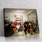 Grupo de personas en sala con pintura Guernica en la pared.