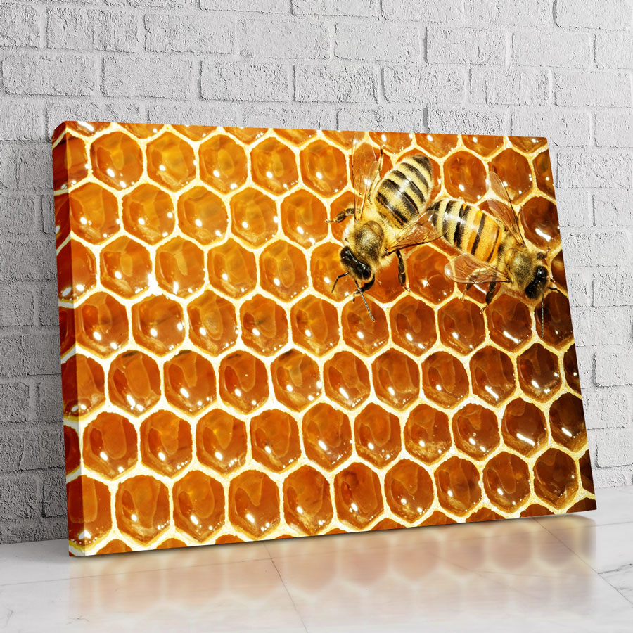 Cuadro decorativo con abejas y panal de miel en tonos dorados.